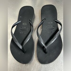 Havaianas Women's Black Slim Flip Flops - Size 6 - GUC.